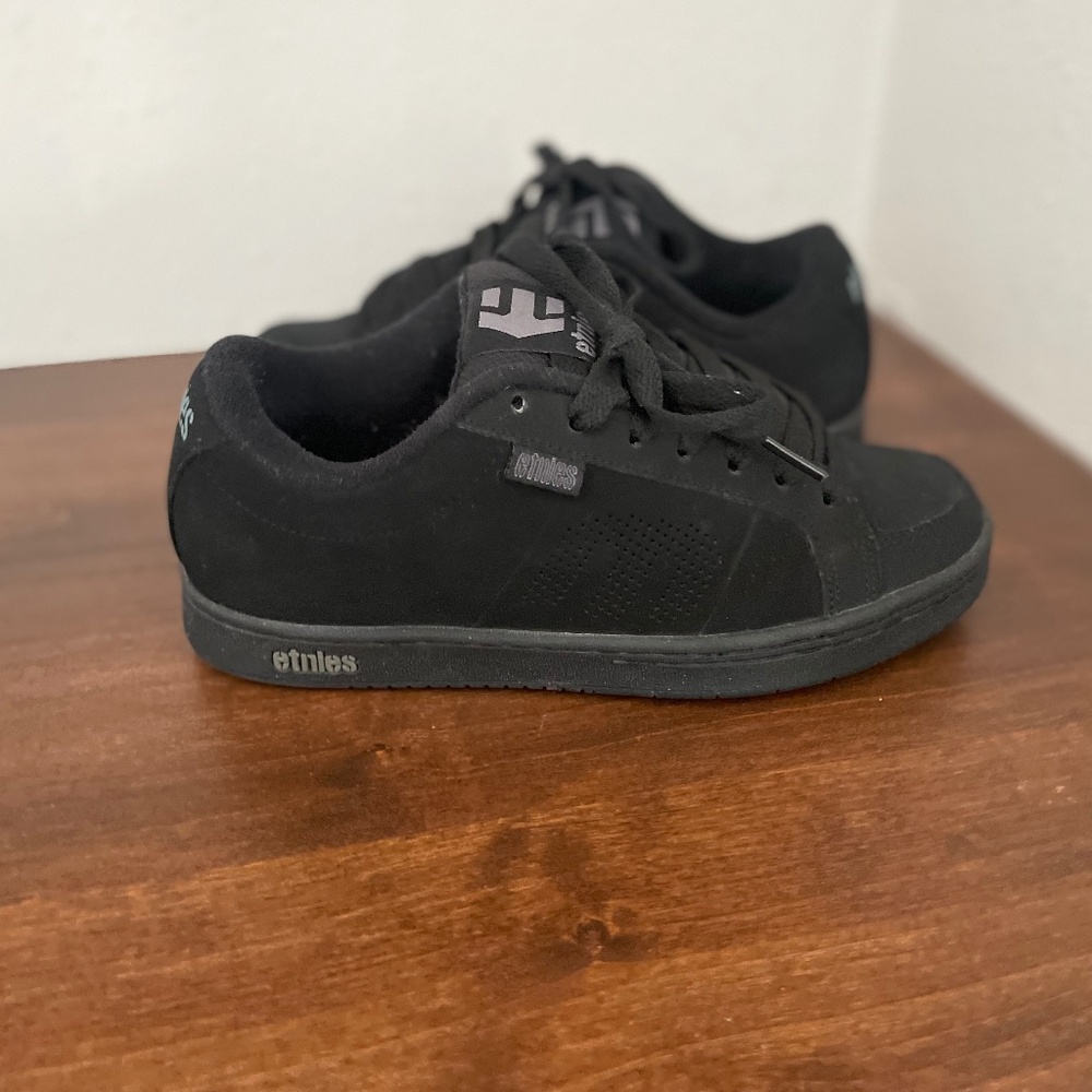 Size 6 black Etnies skate shoe